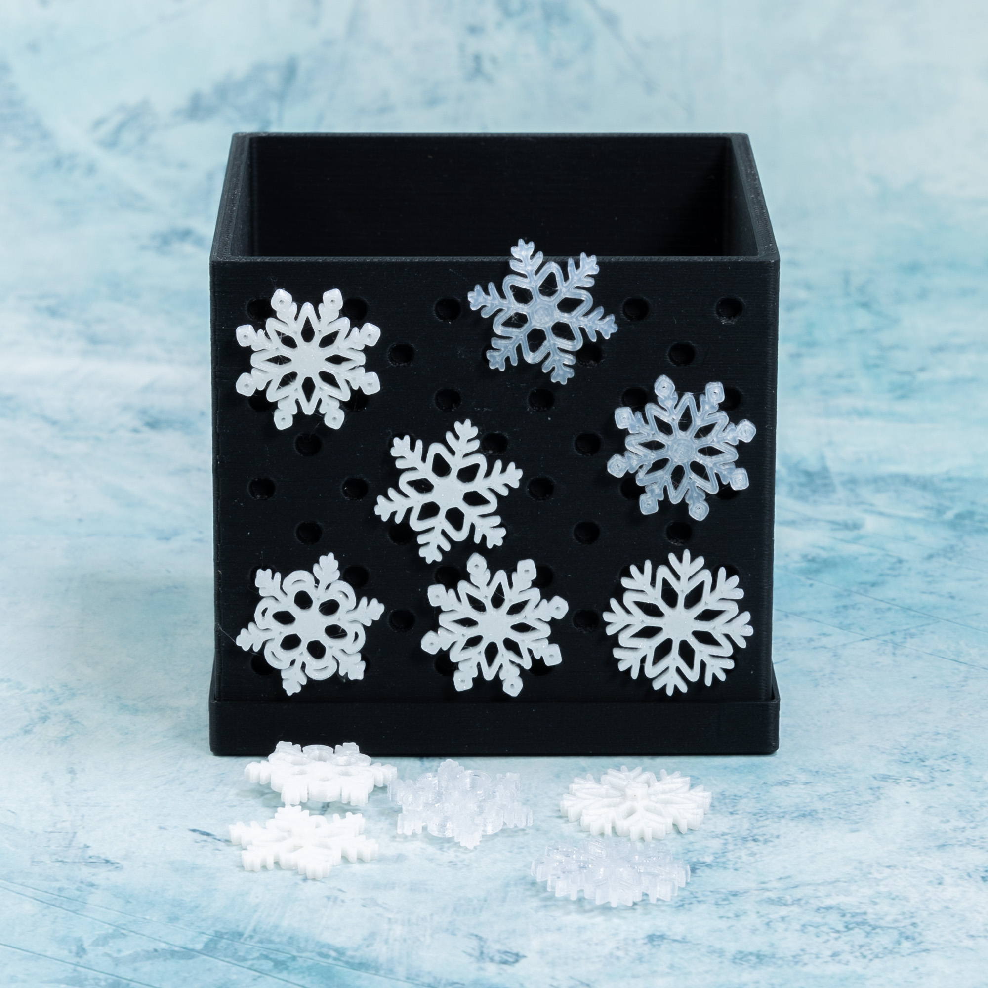 snowflake snaps on 3 inch black snappy pot