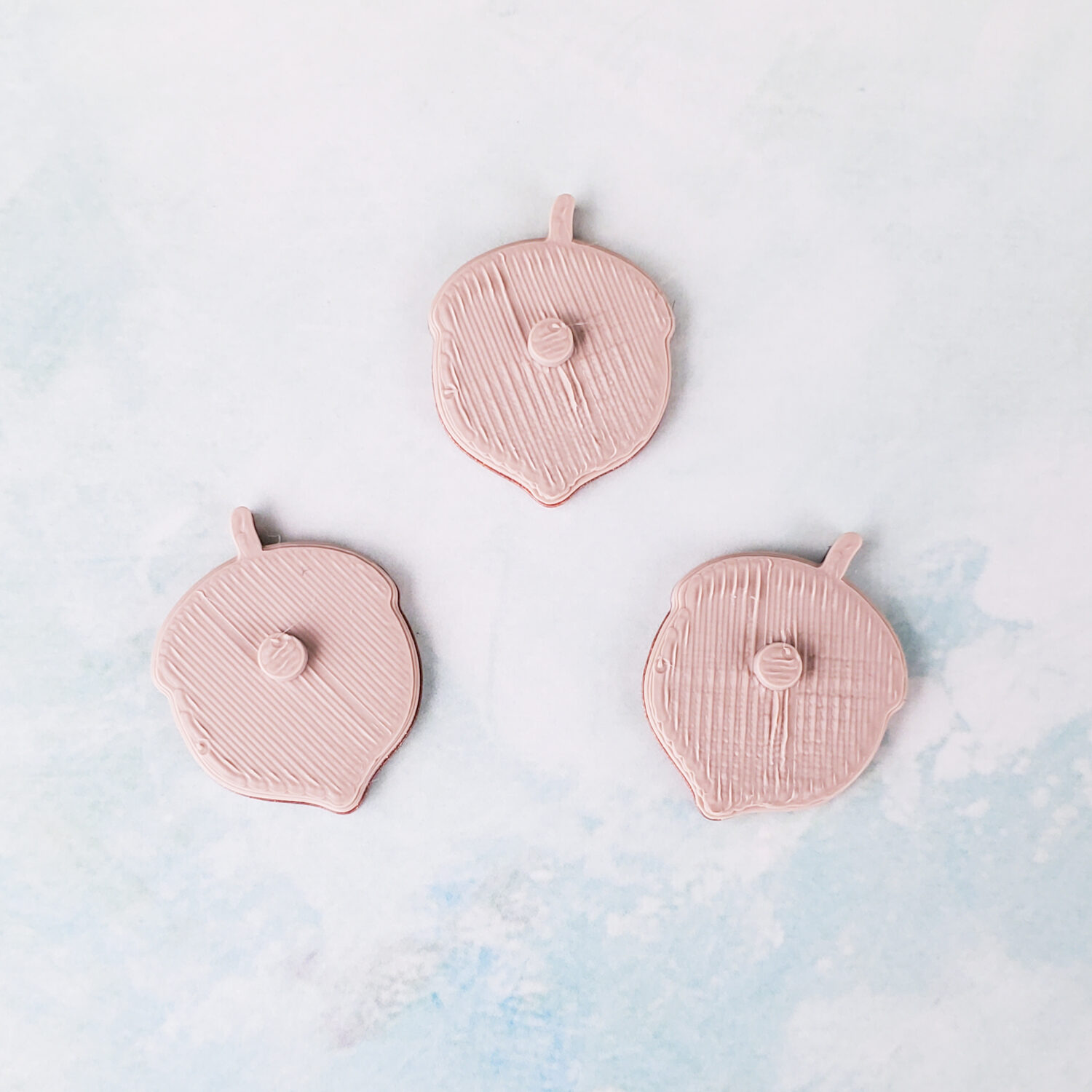 Three acorns snappy pots back