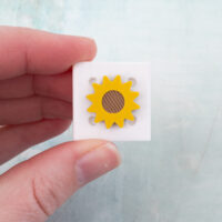 holding snappy pots mini magnet with sunflower scale